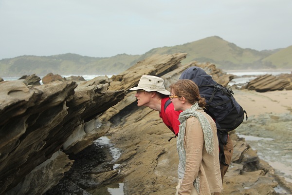 Geologen Wouter en Femke verbazen zich over steentjes aan de Wild Coast