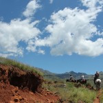 Vanaf de Zuid-Afrikaanse grens moeten we 1000 meter over smalle bergpaden stijgen om in het afgelegen Sehlabathebe te geraken.