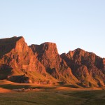8. De Three Bushmen bij zonsopgang. Deze drie bergen domineren tijdens onze tocht het landschap.