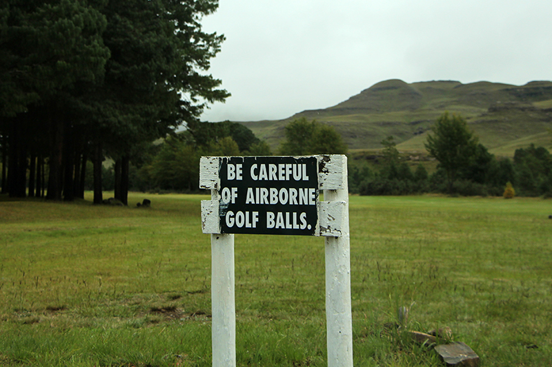 Opgepast voor golfballen in de lucht. Dat verwacht je niet als je aan het wandelen bent in de Drakensbergen. Het is weer eens wat anders dan hagelstenen. Golf is de vierde grote Zuid-Afrikaanse sport, naast voetbal, cricket en rugby. 